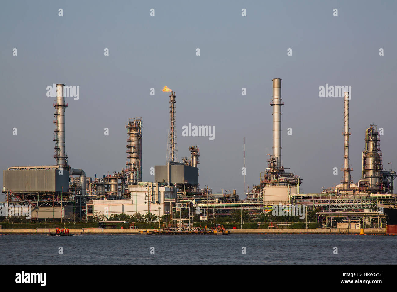 Blick auf Öl Raffinerie-Industrie-Anlage bei Tages- und Fluss. Stockfoto