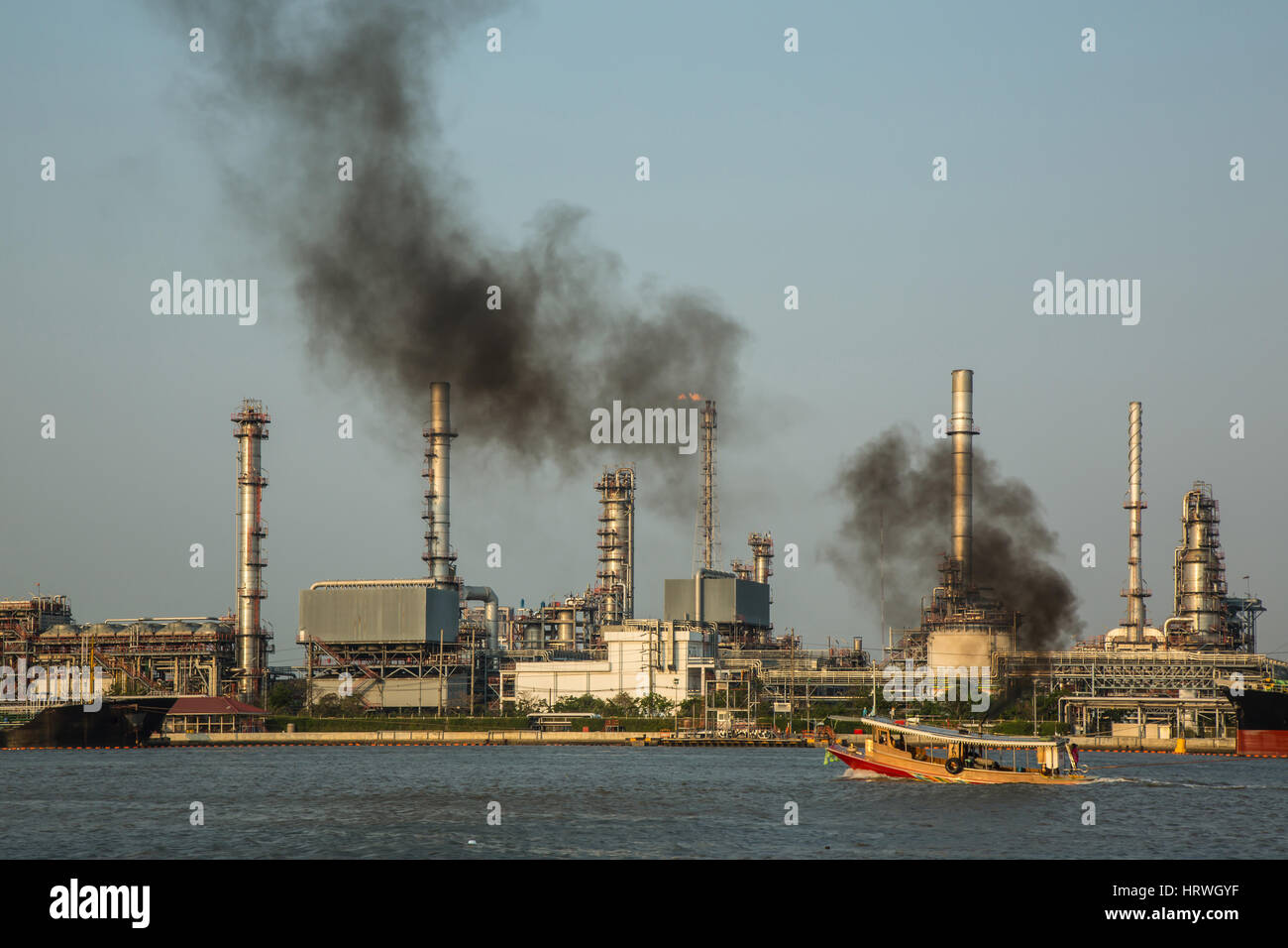 Blick auf Öl-Raffinerie-Industrie-Anlage am Abend. Stockfoto