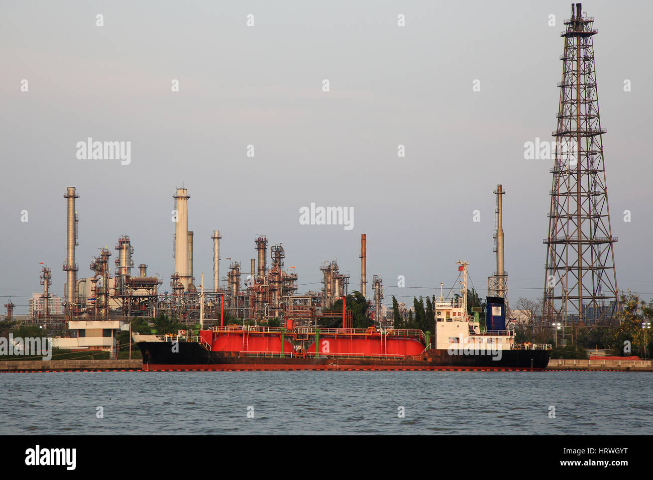 Öl-Raffinerie-Industrie-Anlage am Abend. Stockfoto