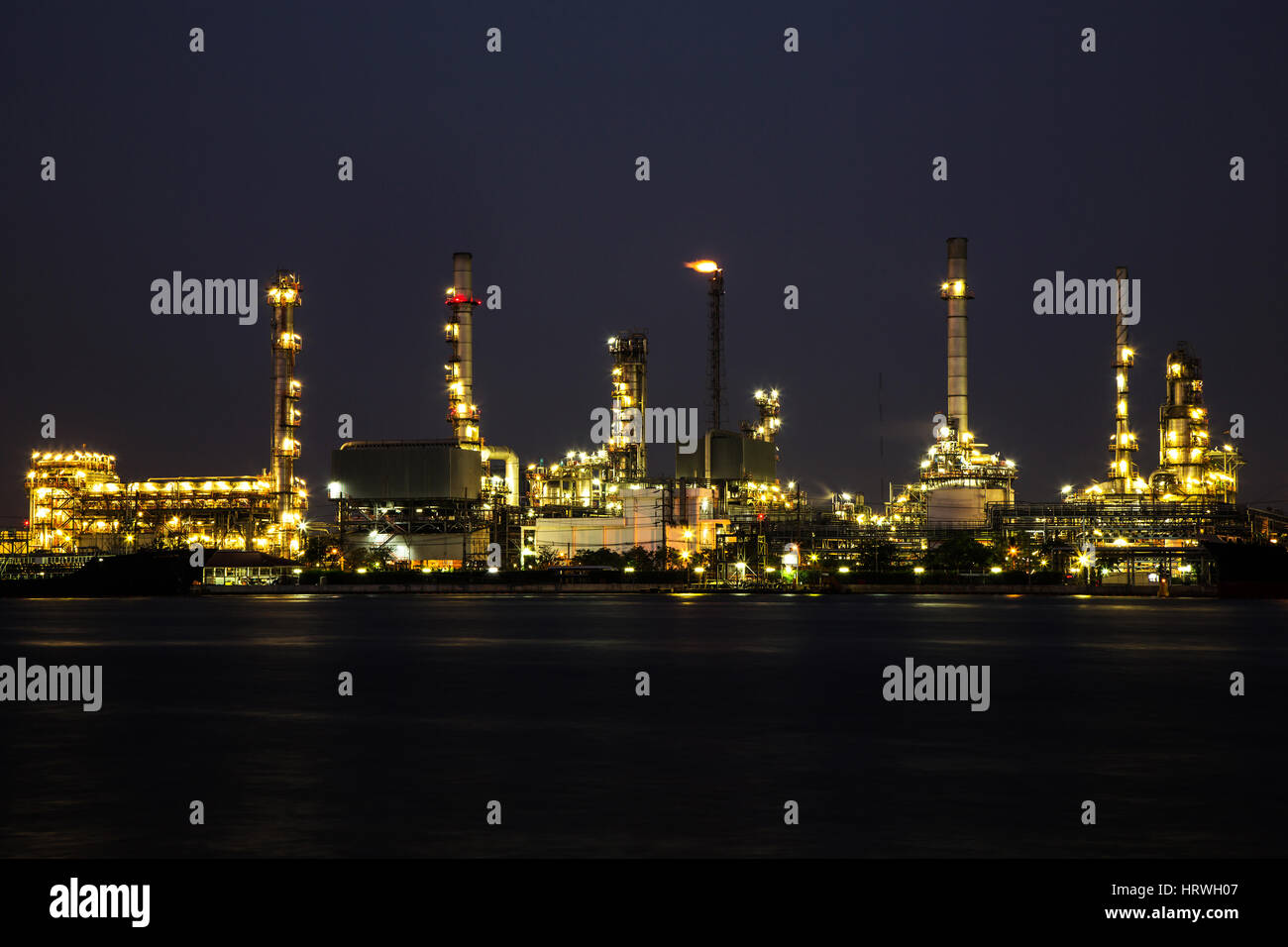 Blick auf Öl-Raffinerie-Industrie-Anlage in die Nacht und den Fluss. Stockfoto