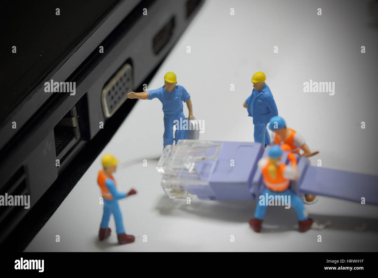 Selektiven Fokus Miniatur Ingenieur und Arbeitskraft Plugin Lan-Kabel, Computer und für Business-Hintergrund zu verwenden. Stockfoto