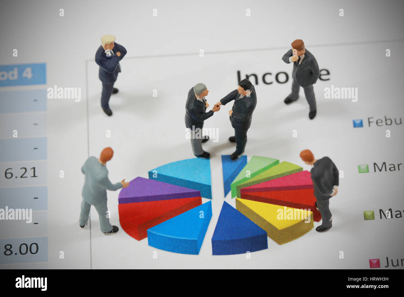 Draufsicht selektiven Fokus Miniatur Geschäftsmann Handshake auf Kreis Diagrammhintergrund als Engagement und Investitionen Konzept. Stockfoto