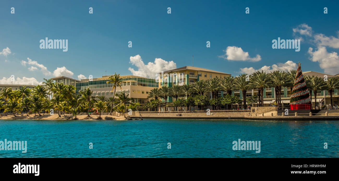 Panoramablick auf Camana Bay Waterfront um Weihnachten vom Karibischen Meer, Grand Cayman, Cayman Islands Stockfoto