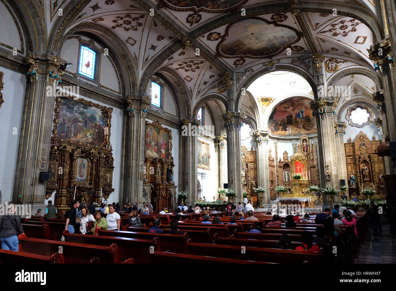 Innenraum der Kirche San Juan Bautista in Coyoacan, Mexiko Stadt. Stockfoto