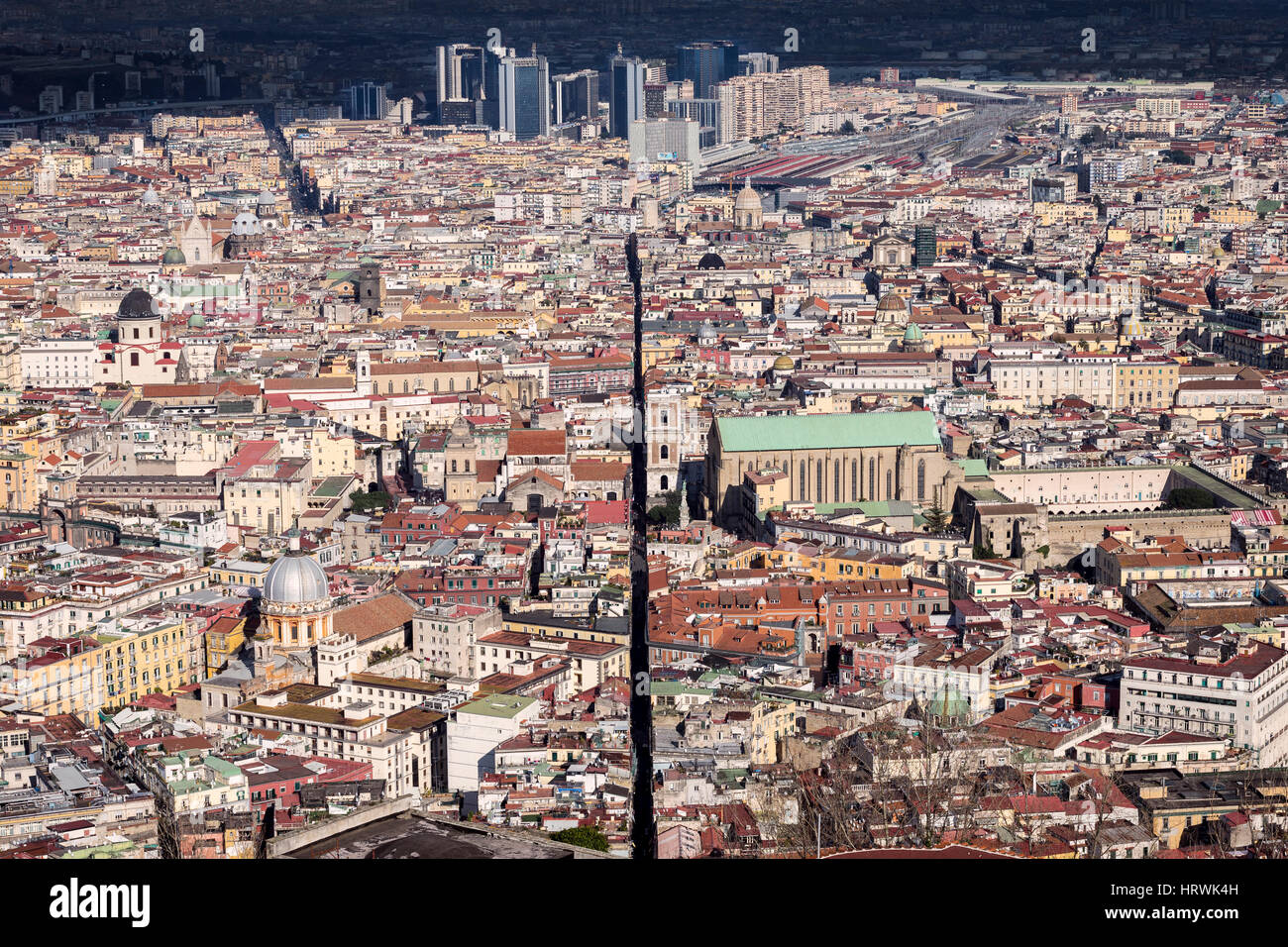 Neapel mit der Spaccanapoli-Straße, die die Altstadt in zwei Italien teilt. Stockfoto