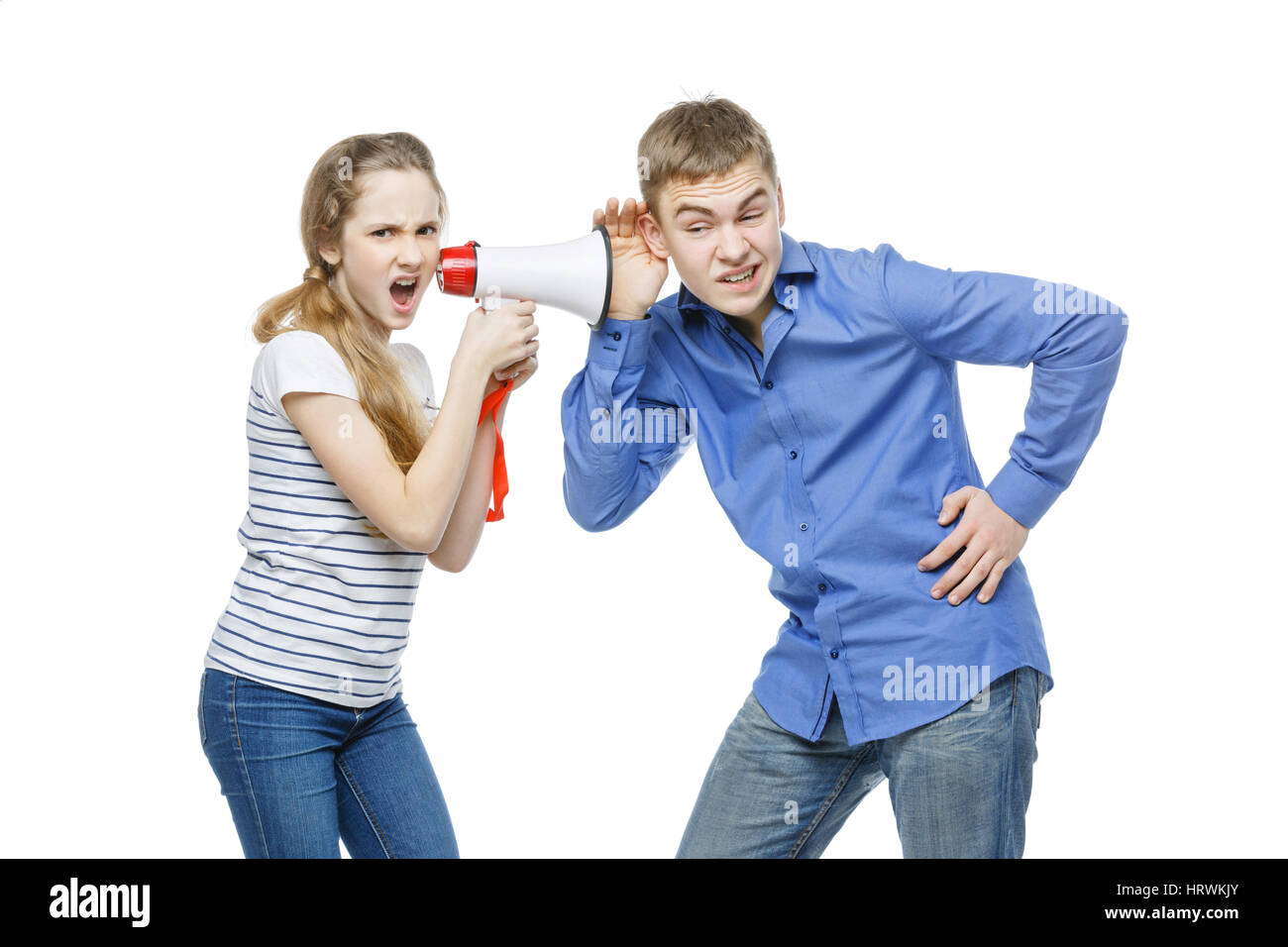 Teen Alter Mädchen Jungen durch Megaphon schreien. Bruder und Schwester, die isoliert auf weißem Hintergrund. Kopieren Sie Raum. Stockfoto