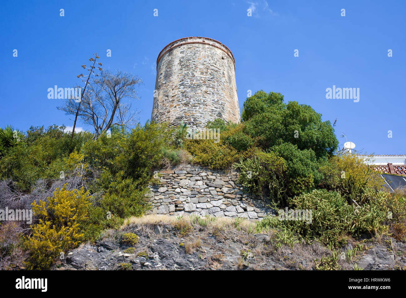 Wachturm, eine alte steinerne Festung, einer von vielen an Küste der Costa Del Sol in Andalusien, Spanien Stockfoto