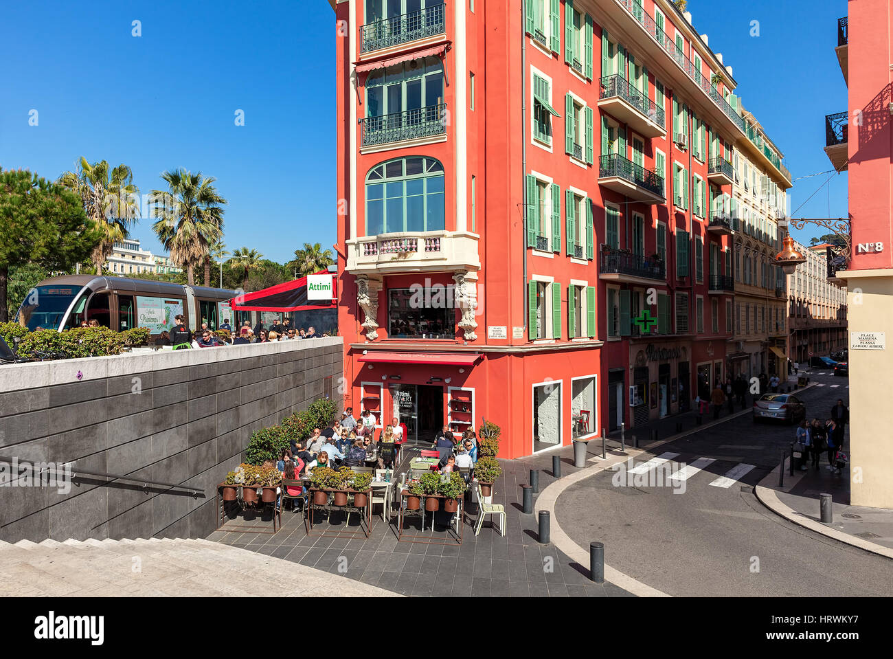 Nizza, Frankreich - 26. März 2016: Ungewöhnliche rote Gebäude und Außenrestaurant am Place Massena in Nizza - fünftgrößte, zweitgrößte Stadt Frankreichs Stockfoto