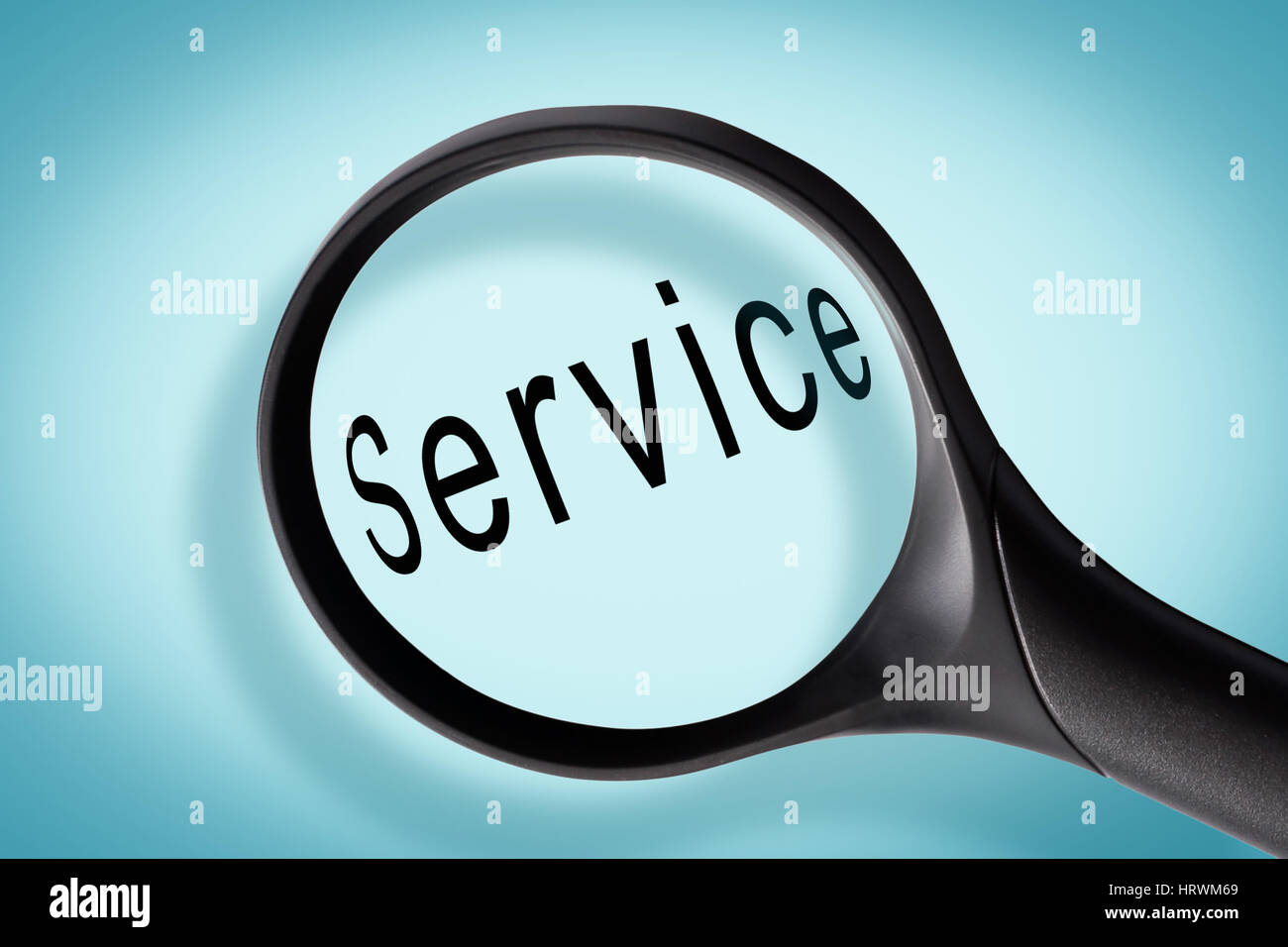 Wort-Service gesehen durch ein Vergrößerungsglas, Service-Konzept Stockfoto
