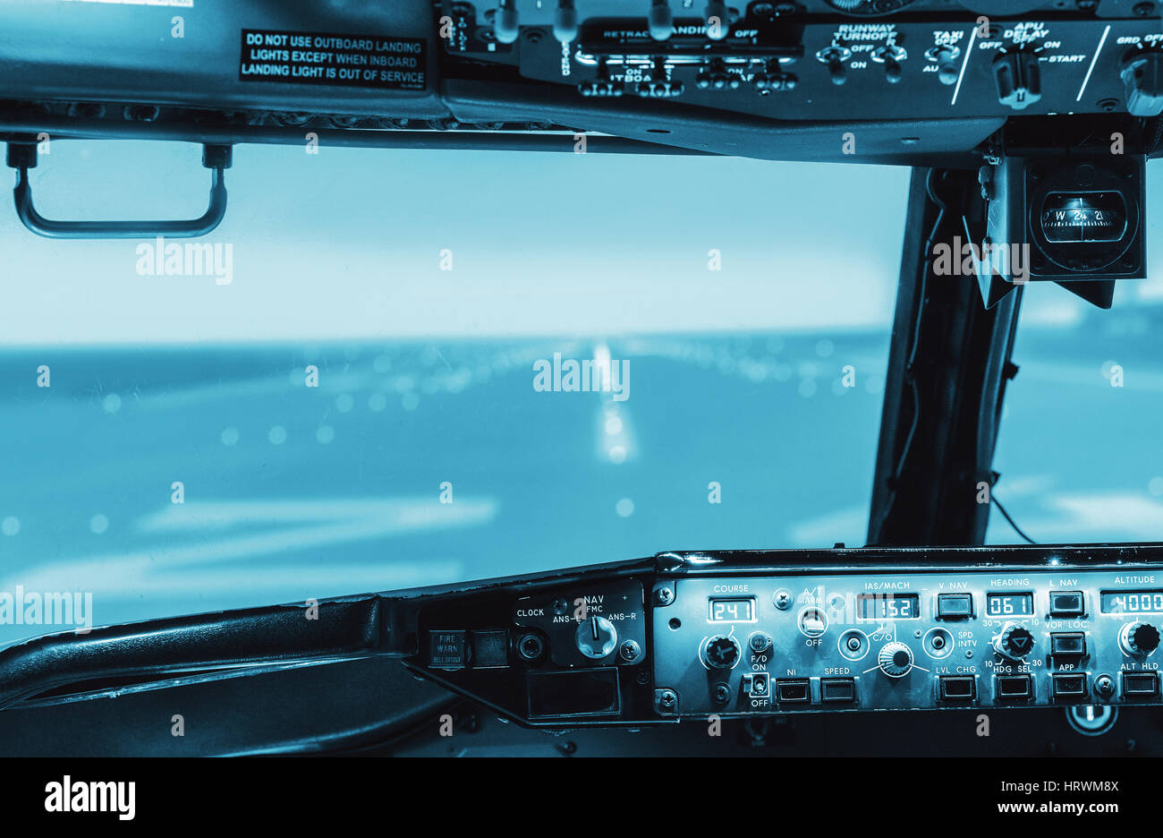 Blick auf das Armaturenbrett leuchtet Cockpit eines großen Verkehrsflugzeugs. Beleuchtete Armaturenbrett panel im Flugzeug-Cockpit Low Light aus einem Flugzeug Control Cockpit ich Stockfoto