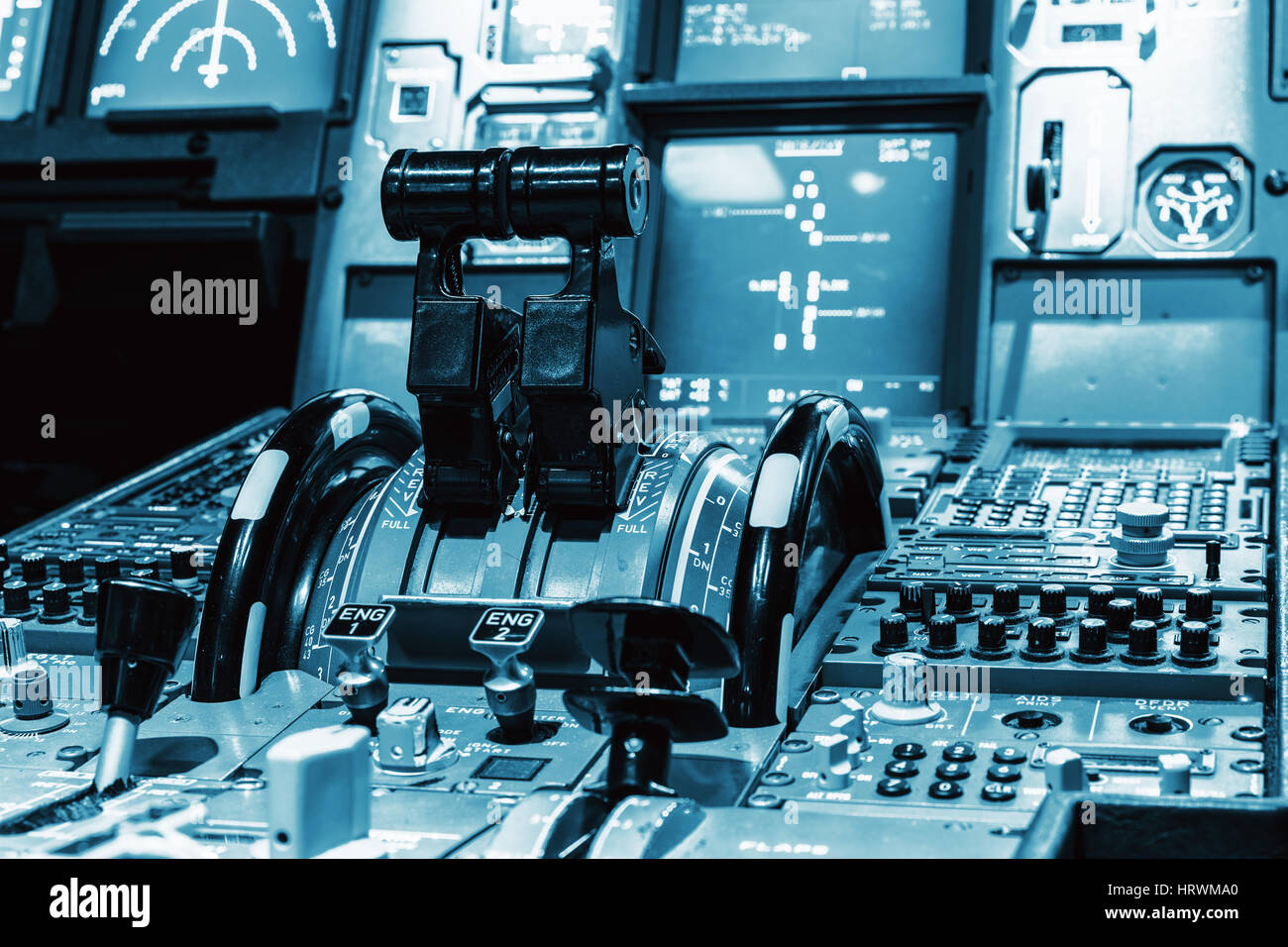 Flugzeug-Steuerknüppel in Seite pilot Cockpit. Motor-Hebel im Cockpit eines Flugzeugs. Mittelkonsole und Drosselungen im Flugzeug Stockfoto