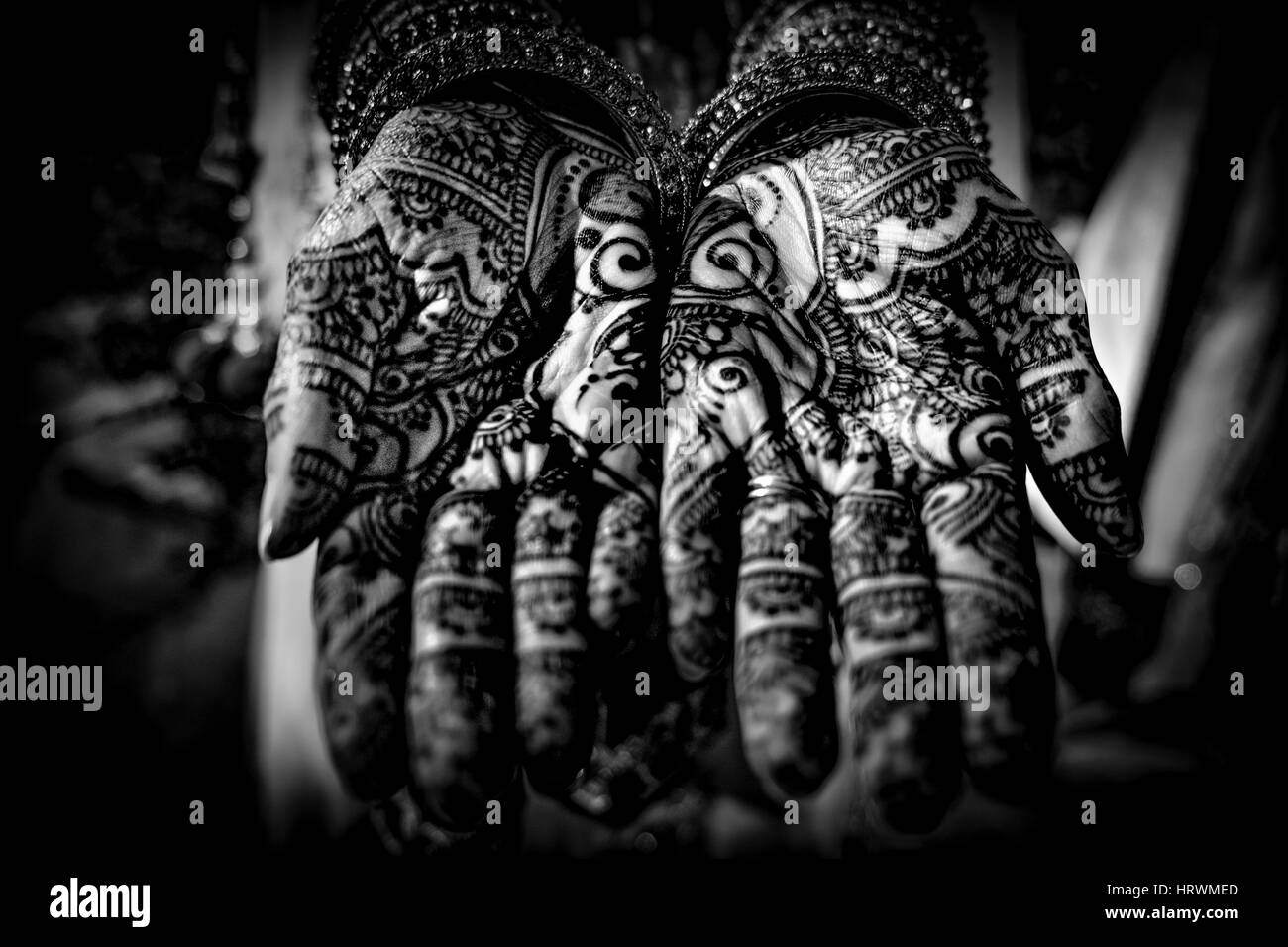 Die bemalten Hände eine indische Braut, bekannt als Mehndi Stockfoto