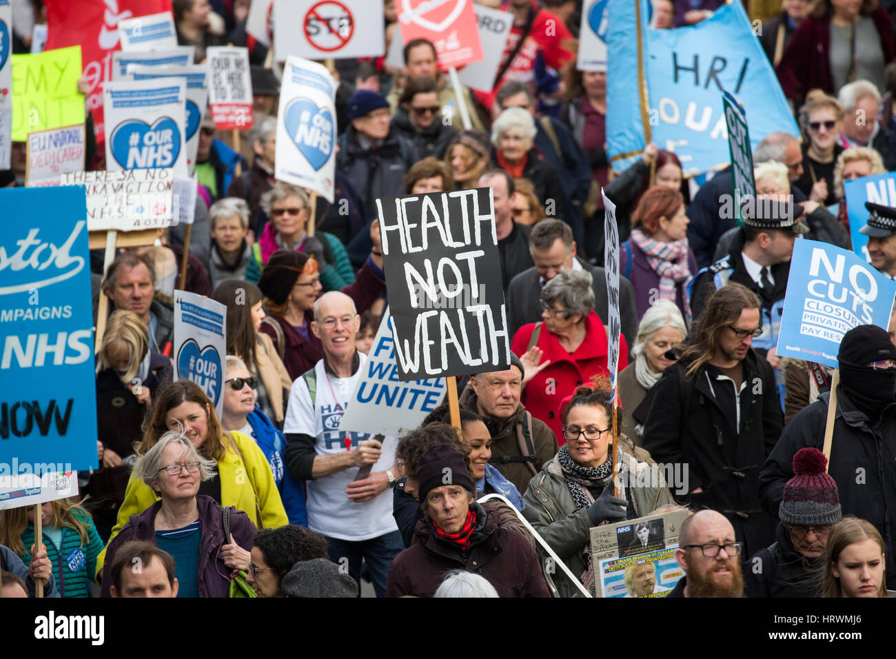 Tausende von Gesundheitspersonal, Krankenschwestern und Ärzte März aus Protest gegen die Kürzungen der Regierung auf die Gesundheitsbudgets Stockfoto
