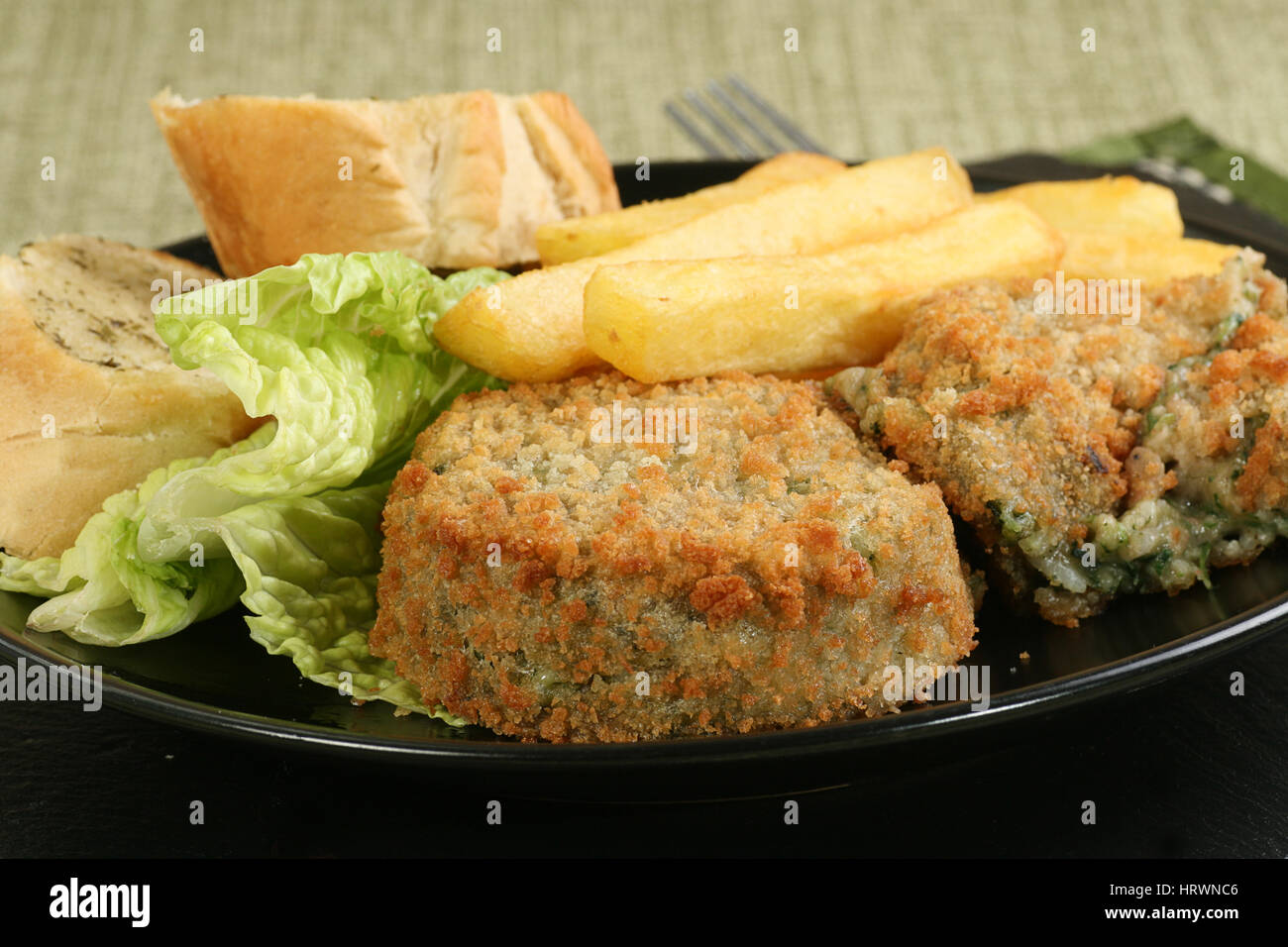 vegetarischem Käse und Gemüse backt mit Salat und Pommes frites Stockfoto