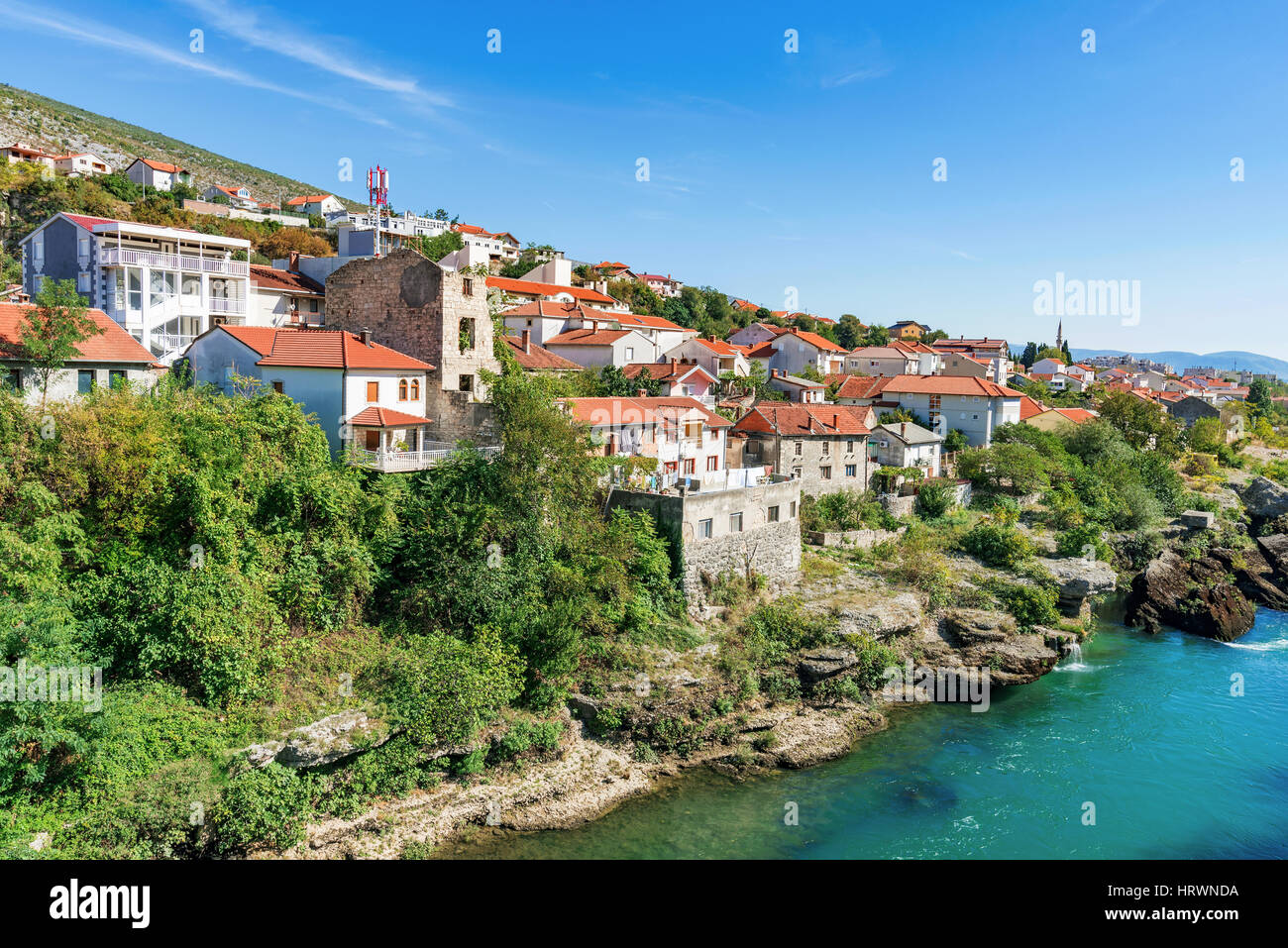 Riverside-Gebäude in der Altstadt von Mostar Stockfoto