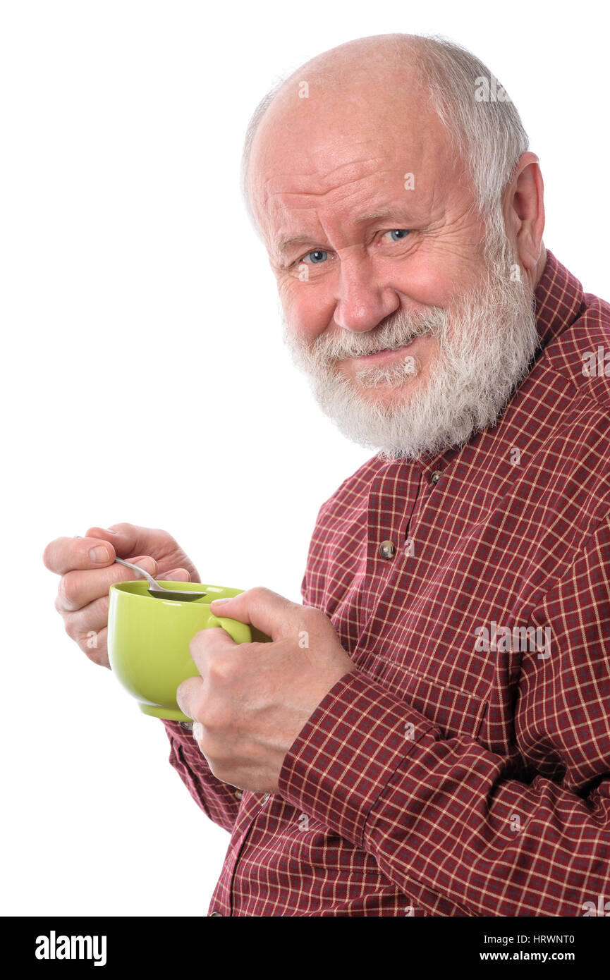 Fröhlich und lächelnd schöner kahl und bärtigen senior Mann mit großen grünen Tasse, isoliert auf weißem Hintergrund Stockfoto