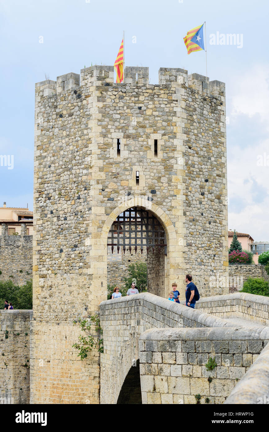 Menschen auf der Brücke von Besalú Stockfoto