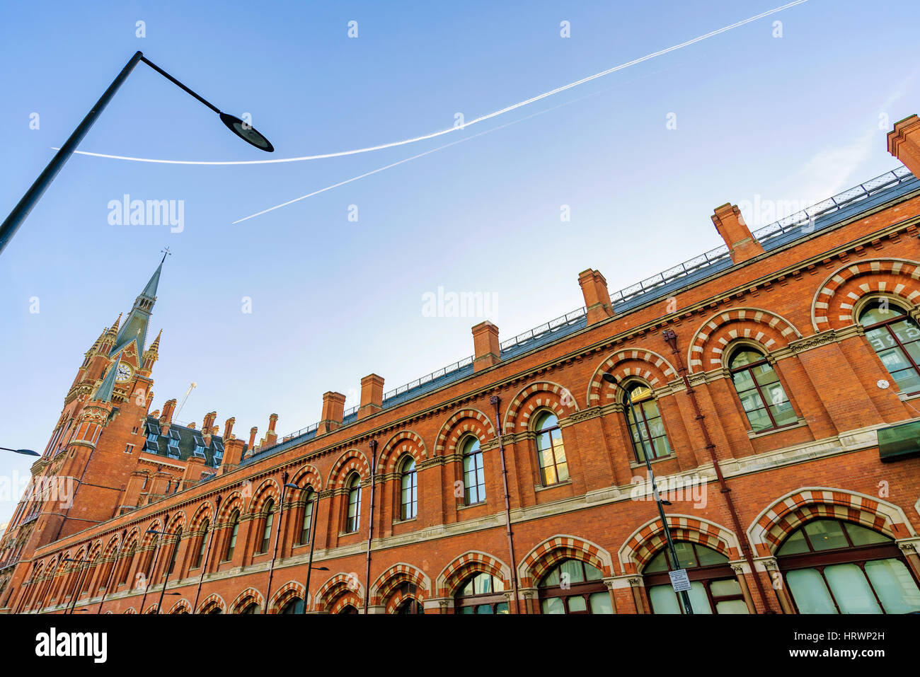LONDON, GROSSBRITANNIEN, 31. Oktober: Dies ist die äußere Architektur von Kings Cross St Pancras railway station am 31. Oktober 2016 in London. Stockfoto