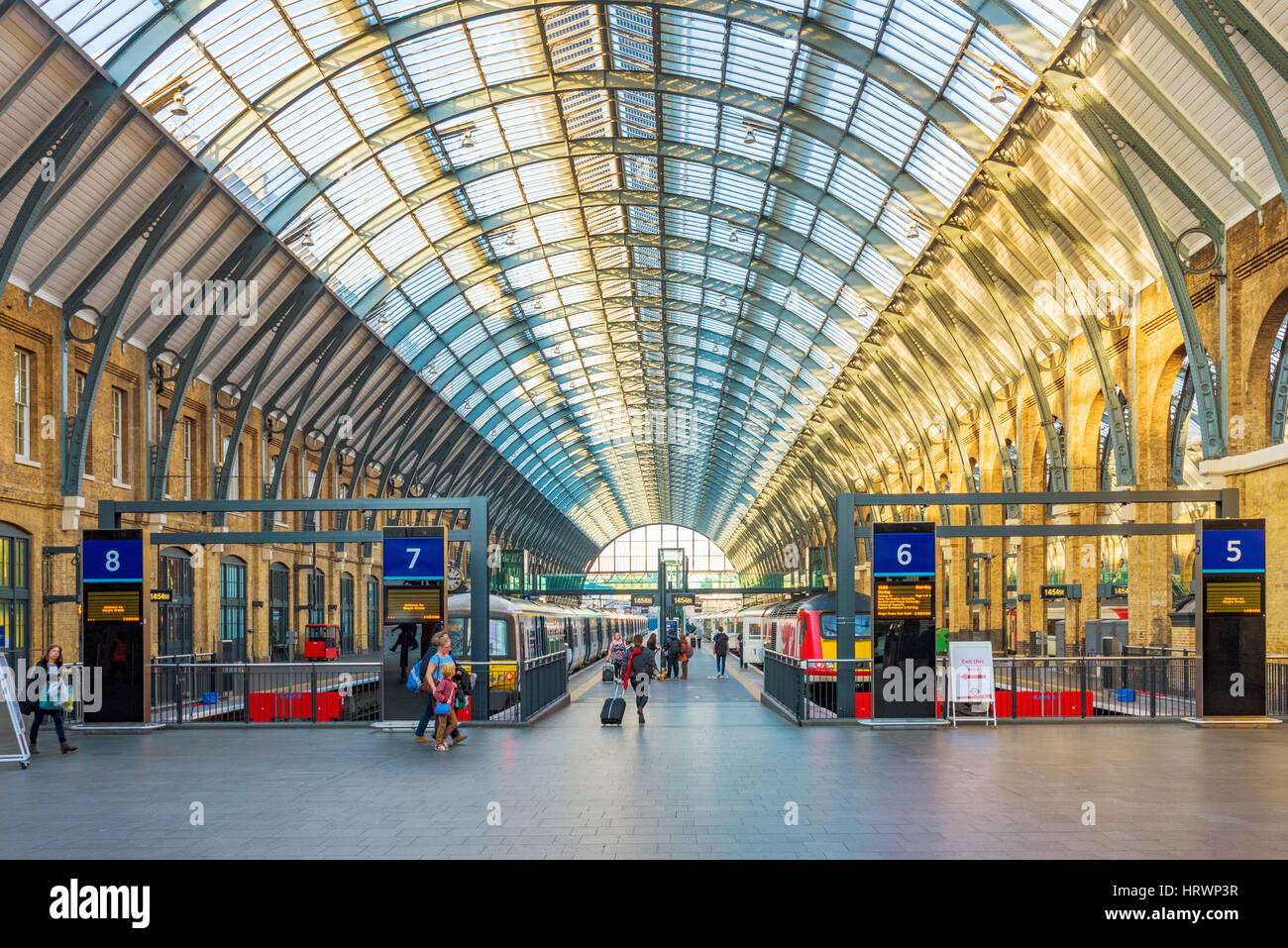 LONDON, Vereinigtes Königreich - 31 Oktober: Dies ist Kings Cross St Pancras Bahnhof Bahnsteig wo Züge für Passagiere an Bord am 31. Oktober warten, Stockfoto