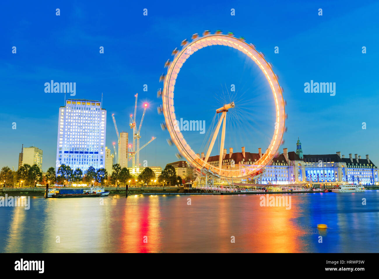 LONDON, Vereinigtes Königreich - 01. NOVEMBER: Dies ist eine Ansicht des London Eye und britische Architektur entlang des Flusses Themse am 1. November 2016 in London Stockfoto