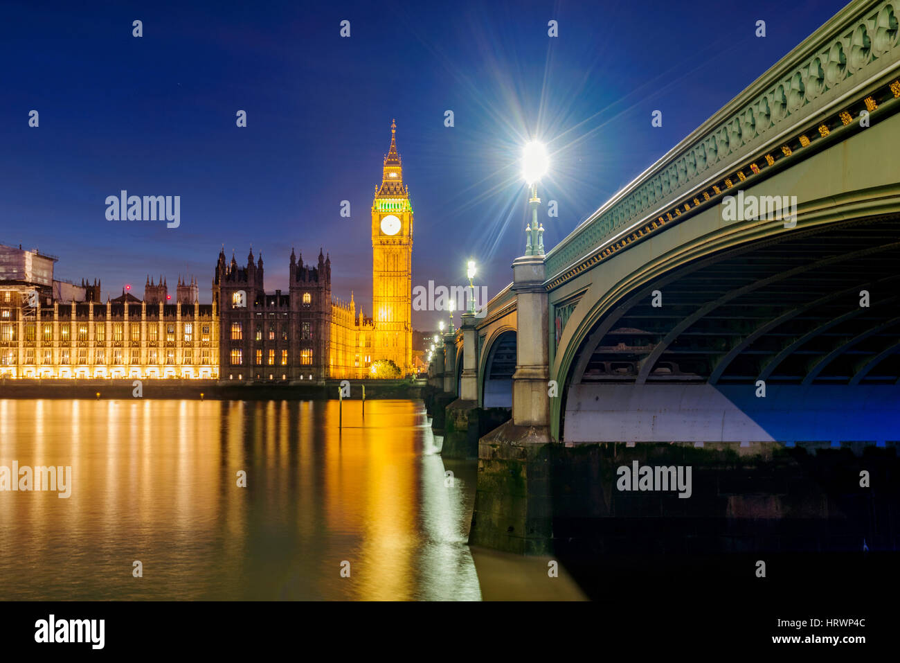 Ansicht der Houses of Parliament und Themse bei Nacht Stockfoto