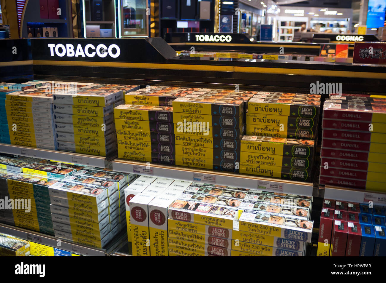 08.02.2017, Bangkok, Thailand, Asien - Regale voll von Tabakerzeugnissen in einem duty free Shop in Bangkok ist Flughafen Suvarnabhumi. Stockfoto