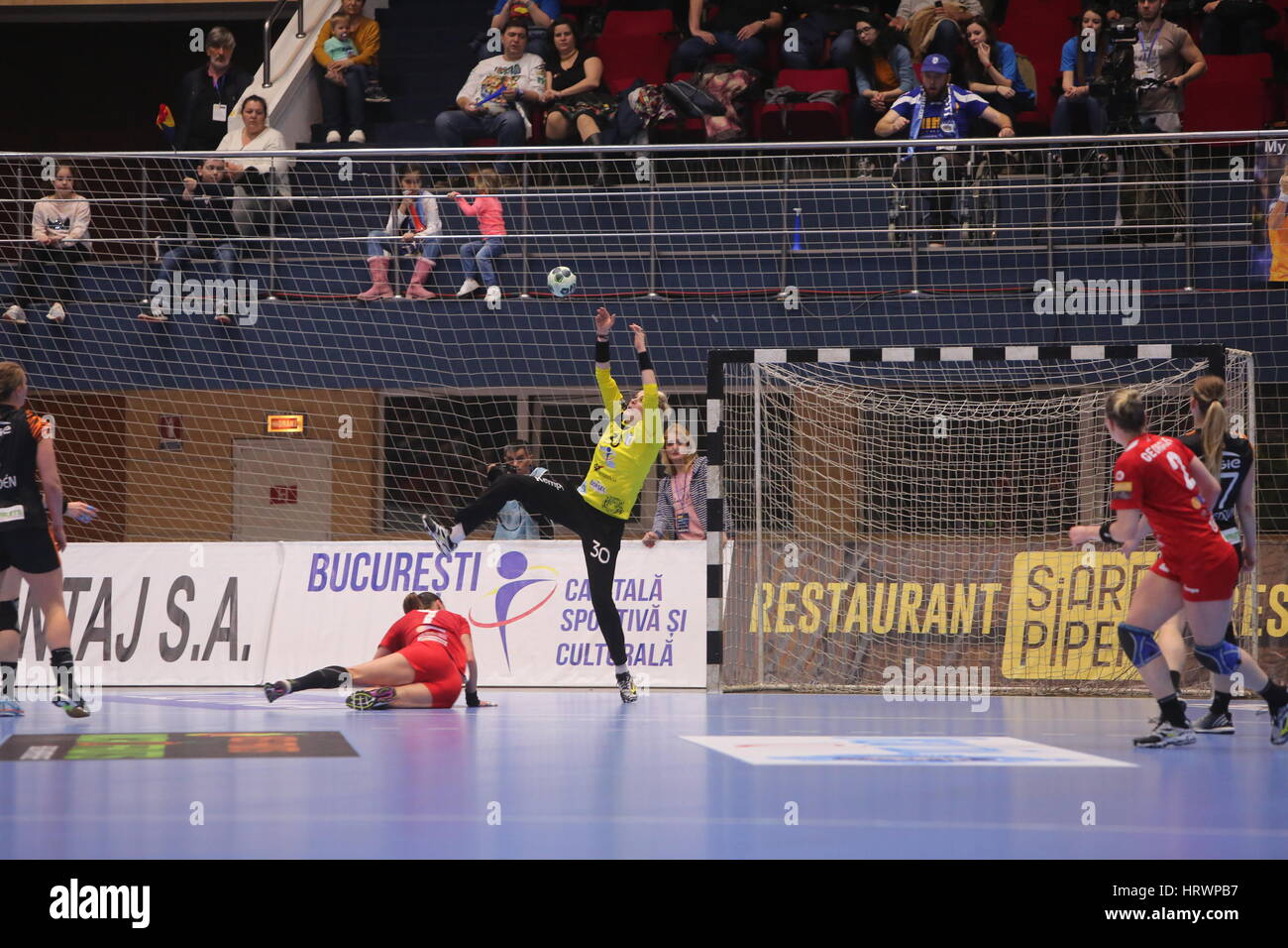 Bukarest, Rumänien. 3. März 2017. Frauen EHF Champions League 2016 / 17, CSM Bukarest Vs RK Krim Mercator Handball spielen. Der Torhüter von CSM Bucuresti Ungureanu Paula Claudia in Aktion. Bildnachweis: Gabriel Petrescu/Alamy Live-Nachrichten Stockfoto