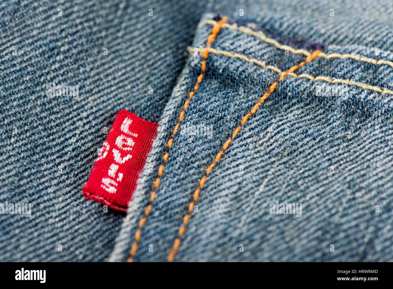 BANGKOK, THAILAND - 9. Dezember 2014: Nahaufnahme von LEVI'S red Label auf der hinteren Tasche Denim Jeans. LEVI'S ist ein Markenname von Levi Strauss &amp; Co., gegründet 1853. Stockfoto