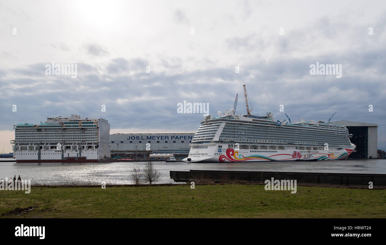 Nach wird abgedockt Kreuzfahrtschiff 334 Meter langen "Norwegian Freude" zum Pier Ausrüstung von der Meyer Werft in Papenburg, Deutschland, 4. März 2017 gebracht wird.  "Norwegische Freude" ist das größte Schiff, das jemals auf der Meyer Werft gebaut und die weltweit viertgrößte Passagierschiff. Am Ende des März wird der Neubau für die US-Reederei "Norwegian Cruise Line" auf der schmalen EMS zur Nordsee übertragen. Foto: Ingo Wagner/dpa Stockfoto