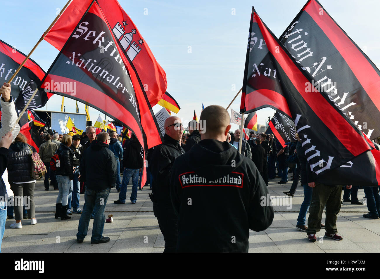 Berlin, Deutschland. 4. März 2017. Rechtsextremisten sammeln für eine Demonstration unter dem Motto "Merkel Muss Weg" ("Merkel muss gehen") in Berlin, Deutschland, 4. März 2017. Foto: Maurizio Gambarini/Dpa/Alamy Live News Stockfoto