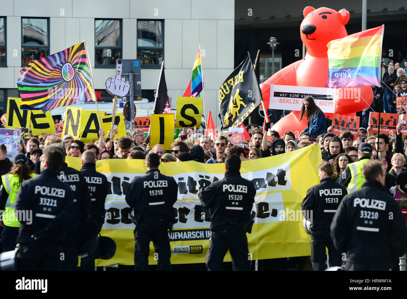 Berlin, Deutschland. 4. März 2017. Antifaschisten protestieren gegen einen extremistischen Rechten-Demonstration gegen Angela Merkel in Berlin, Deutschland, 4. März 2017. Foto: Maurizio Gambarini/Dpa/Alamy Live News Stockfoto