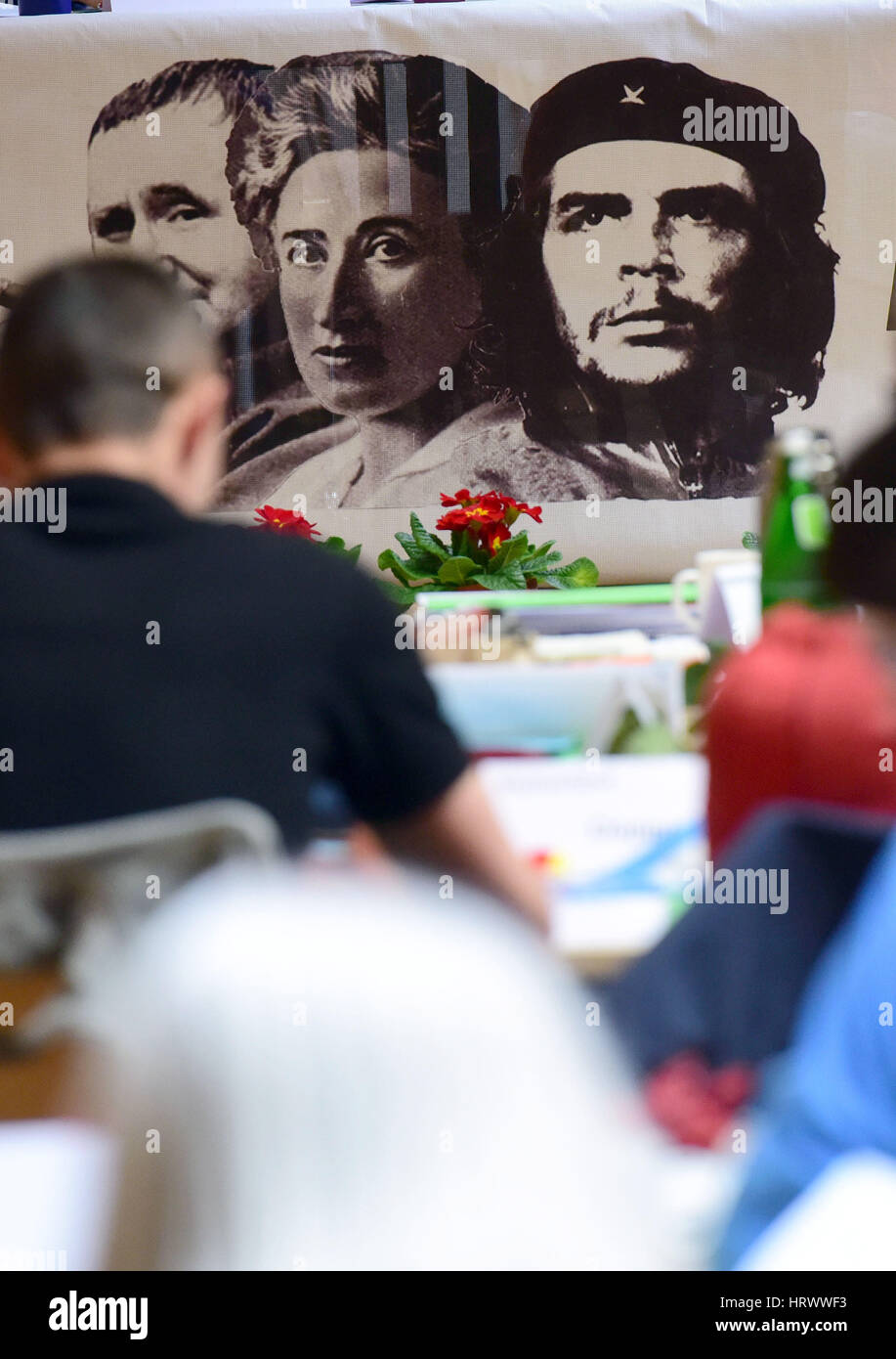 Osnabrück, Deutschland. 4. März 2017. Die Delegierten der Linkspartei vor Bilder von Che Guevara (R-L), Rosa Luxemburg und Bertolt Brecht auf einer Konferenz in Osnabrück, 4. März 2017. Die Linkspartei berief die Konferenz um seine Strategie in lokalen und föderalen Wahlen zu diskutieren. Foto: Hermann Pentermann/Dpa/Alamy Live News Stockfoto