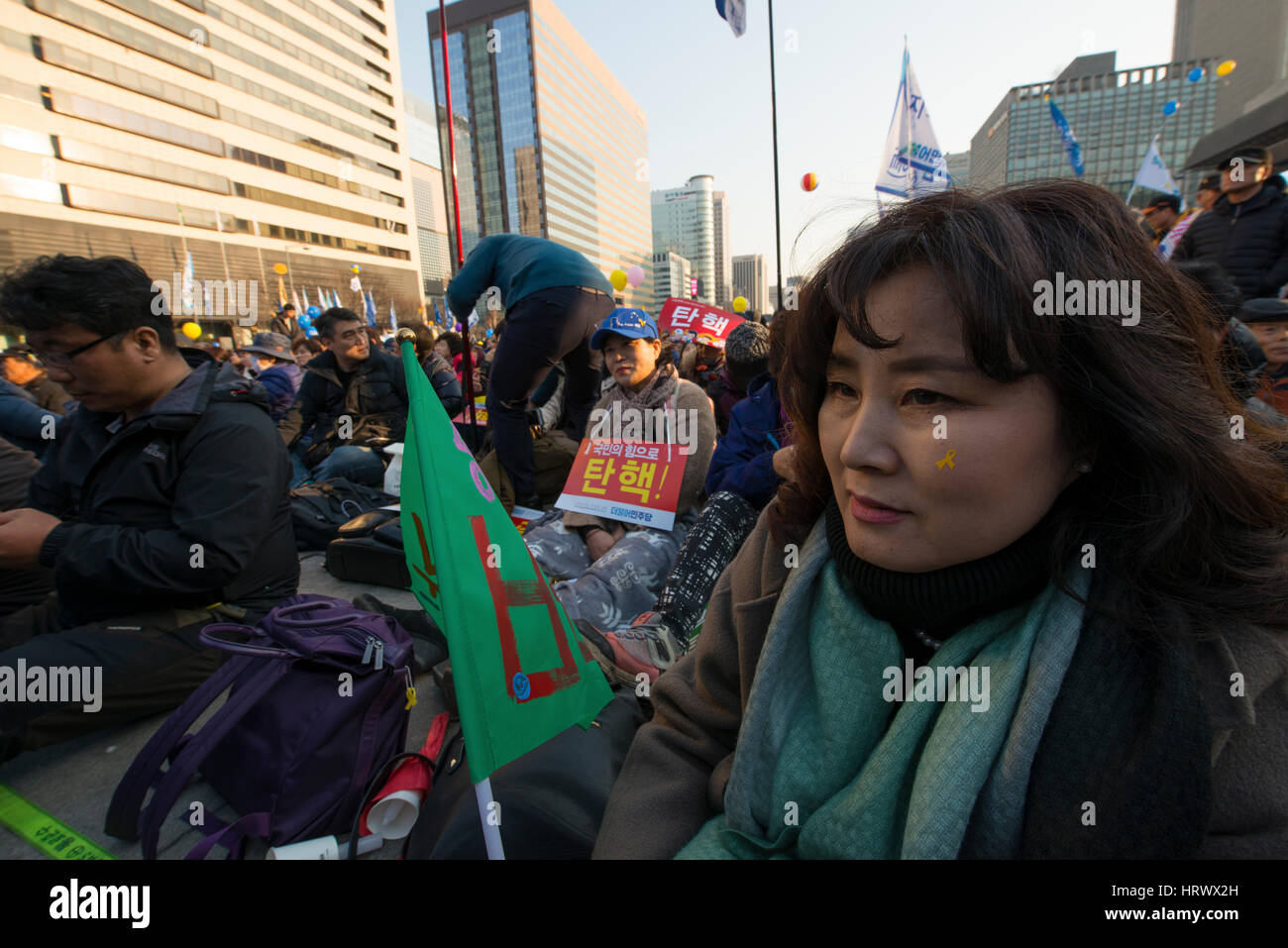 4. März 2017, Gwanghwamun, Seoul, Südkorea. Protest gegen Präsident Park Geun-Hye, das gelbe Band ist ein Symbol der Solidarität der vermissten aus der Fähre Sewol Katastrophe. Stockfoto