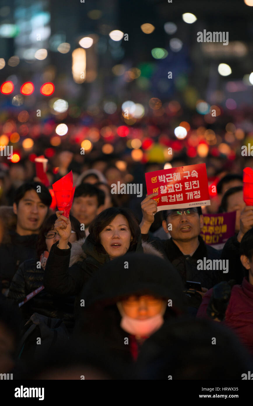 4. März 2017, Gwanghwamun, Seoul, Südkorea. Protest gegen Präsident Park Geun-Hye, das gelbe Band ist ein Symbol der Solidarität der vermissten aus der Fähre Sewol Katastrophe. Stockfoto