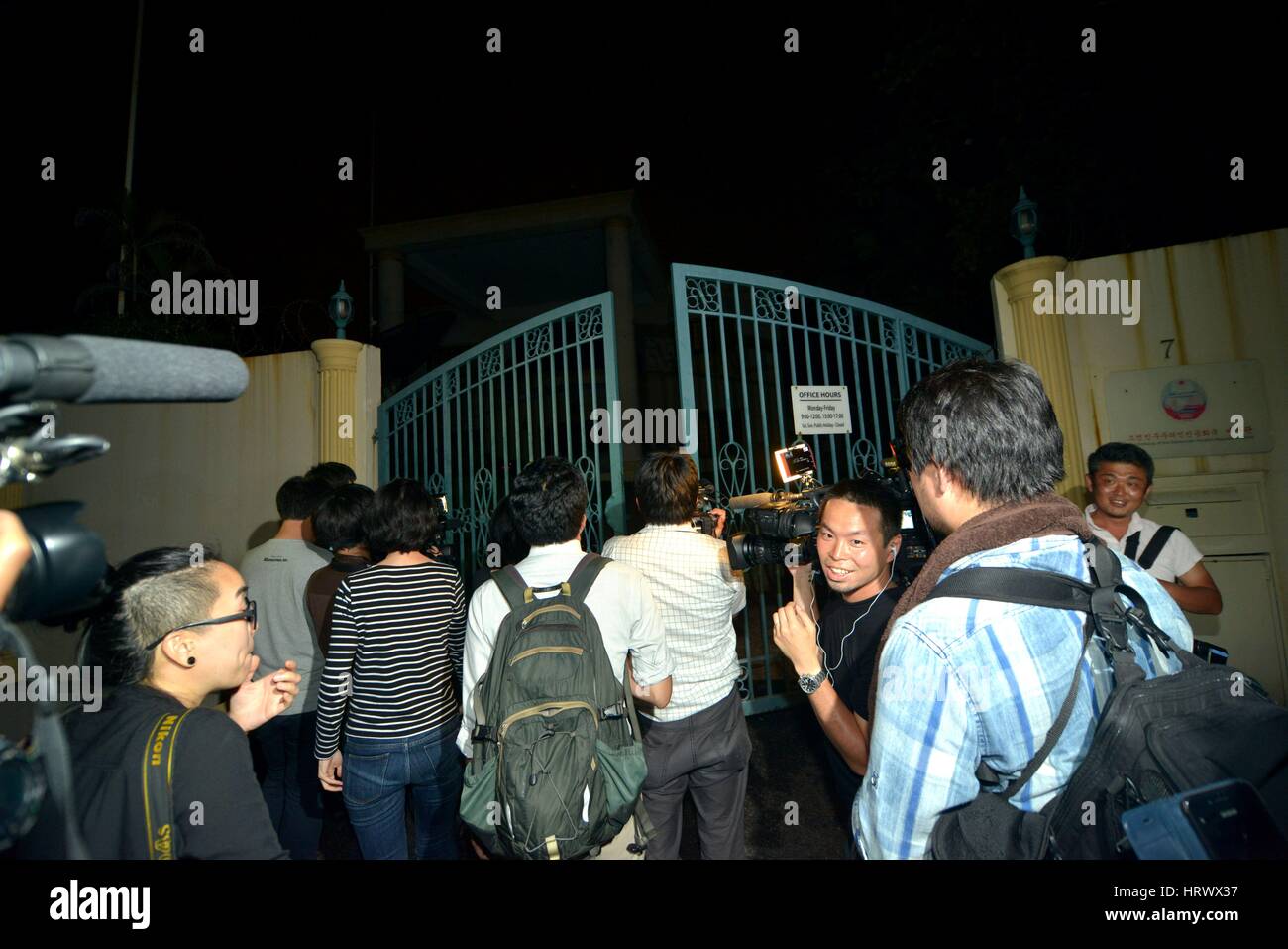 Kuala Lumpur, Malaysia. 4. März 2017. Medien-Reporter warten vor der Botschaft der Demokratischen Volksrepublik Korea (DVRK) nach Malaysia in Kuala Lumpur, Malaysia, am 4. März 2017. Malaysia hat erklärte am Samstagabend Botschafter der Demokratischen Volksrepublik Korea (DVRK) in das Land als "Persona Non Grata" und bat ihn, Malaysia innerhalb von 48 Stunden, inmitten einer Reihe über die Untersuchung eines DVRK Mannes Tod verlassen. Bildnachweis: Chong Voon Chung/Xinhua/Alamy Live-Nachrichten Stockfoto