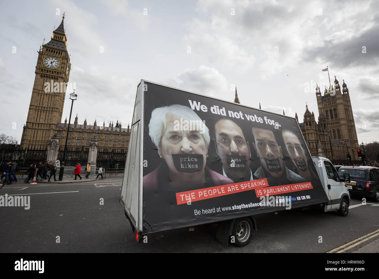 London, UK. 4. März 2017. Anti-Austritt Billboard treibt rund um Westminster © Guy Corbishley/Alamy Live News Stockfoto