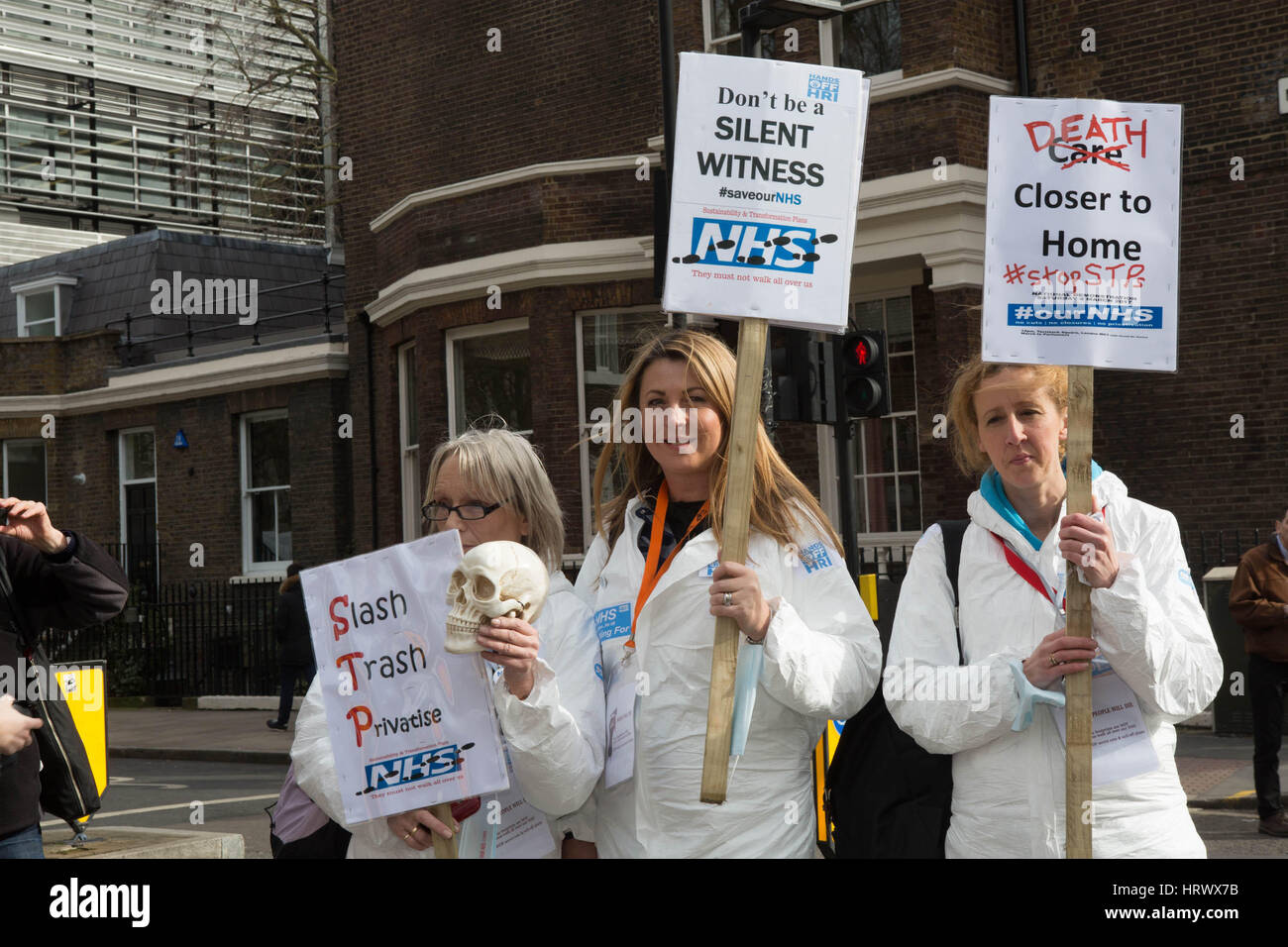 London, UK. 4. März 2017. Nationale Demonstration der NHS drei Frauen mit dort zu verteidigen Plakate Credit: Brian Southam/Alamy Live News Stockfoto