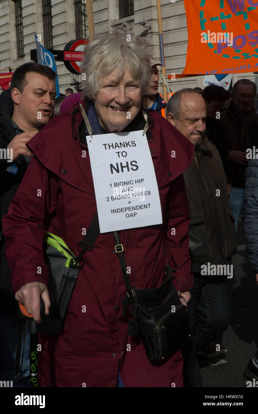 London, UK. 4. März 2017. Nationale Demonstration, die NHS A alte Dame auf dem Marsch Kredit zu verteidigen: Brian Southam/Alamy Live News Stockfoto