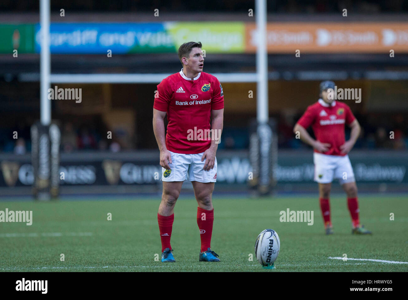 Cardiff, Wales, Großbritannien. 4. März 2016. Ian Keatley von Münster bereitet sich auf das Tor während des Guinness PRO12-Spiels zwischen Cardiff Blues und Münster bei BT Sport Cardiff Arms Park in Cardiff, Wales, UK, 4. März 2017 kick. Bild von Mark Hawkins/komponierten Bilder Credit: Mark Hawkins/Alamy Live-Nachrichten Stockfoto