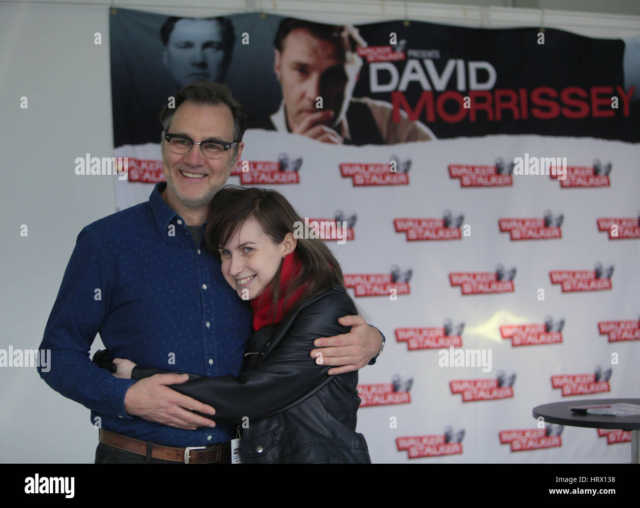 London UK, 4. März 2017 London Olympia Walker Stalker Zombie Wiedersehen, Charlie Adler, US-amerikanischer Synchronsprecher und Stimme Regisseur. Er ist bekannt für Intonation Buster Bunny in Tiny Toon Adventures, Kuh, Huhn und der rote Kerl in Kuh und Huhn und I Am Weasel Starscream in der Transformers-Filmreihe und Ickis in Aaahh!!! Echte Monster. Trafen sich die Fans und posierte für Selfies und unterzeichneten autographs@Paul Quezada-Neiman / Alamy Live News Credit: Paul Quezada-Neiman/Alamy Live News Stockfoto