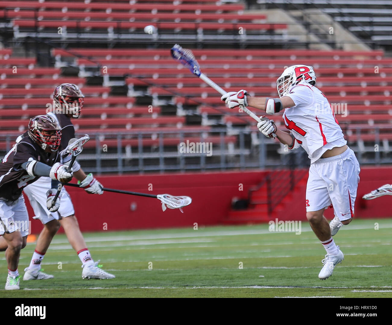 Der Saison. 4. März 2017. Rutgers Christian Scarpello (14) feuert einen Schuss auf das Tor bei einem NCAA Lacrosse-Spiel zwischen den Braunbären und der Rutgers Scarlet Knights High Point Solutions Stadium in Piscataway, New Jersey. Rutgers schlagen braun 13-11 5-0 in die Saison gehen. Mike Langish/Cal-Sport-Medien. Bildnachweis: Csm/Alamy Live-Nachrichten Stockfoto