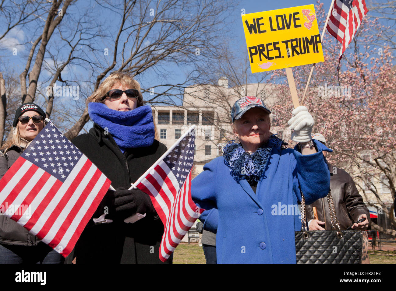 Washington, DC, USA. 4. März 2017. Die "Spirit of America" Rallye zieht eine kleine Menschenmenge vor dem weißen Haus, die Unterstützung von Präsident Donald Trump zu äußern. Bildnachweis: B Christopher/Alamy Live-Nachrichten Stockfoto