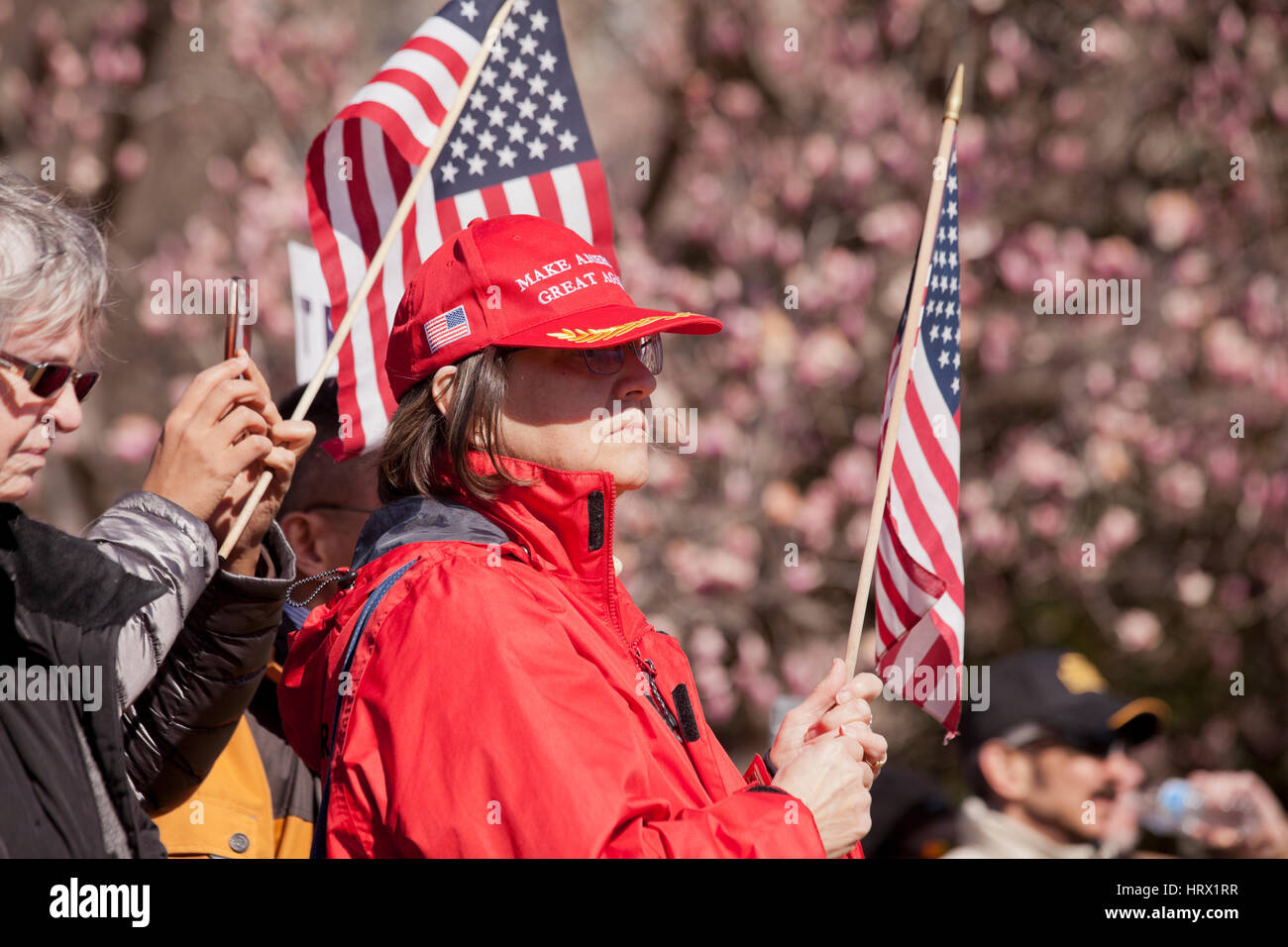 Washington, DC, USA. 4. März 2017. Die "Spirit of America" Rallye zieht eine kleine Menschenmenge vor dem weißen Haus, die Unterstützung von Präsident Donald Trump zu äußern. Bildnachweis: B Christopher/Alamy Live-Nachrichten Stockfoto