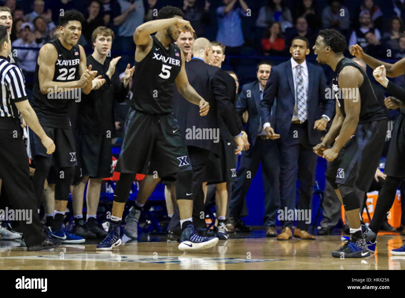 Samstag, 4 MAR - feiert Xavier Musketeers Wache Trevon Bluiett (5) einen Korb und ein Foul während der NCAA Männer Basketball-Spiel Action zwischen Xavier Musketeers und die DePaul Blue Dämonen in der Allstate Arena in Rosemont, Illinois. Stockfoto