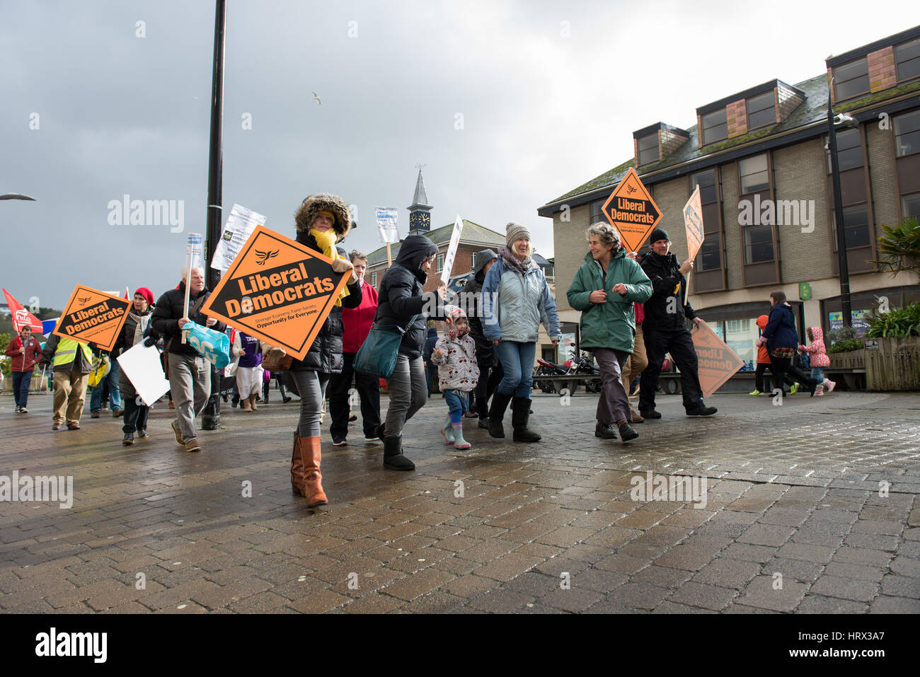 Truro, UK. 4. März 2017. Mitglieder der Liberal Democrats marschieren durch Truro, Cornwall, protestieren, Againts zu den NHS schneidet. Bildnachweis: Bertie Oakes/Alamy Live-Nachrichten Stockfoto