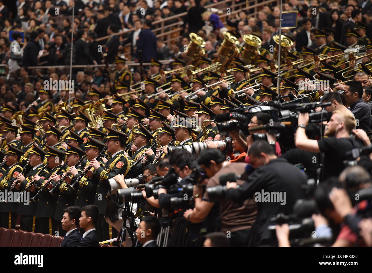 Peking, China. 5. März 2017. Die Militärkapelle der chinesischen Volksbefreiungsarmee führt während der Eröffnungssitzung der fünften Tagung der Chinas 12. nationalen Volksarmee Kongress (NPC) in Peking, Hauptstadt von China, 5. März 2017. Bildnachweis: Yang Zongyou/Xinhua/Alamy Live-Nachrichten Stockfoto