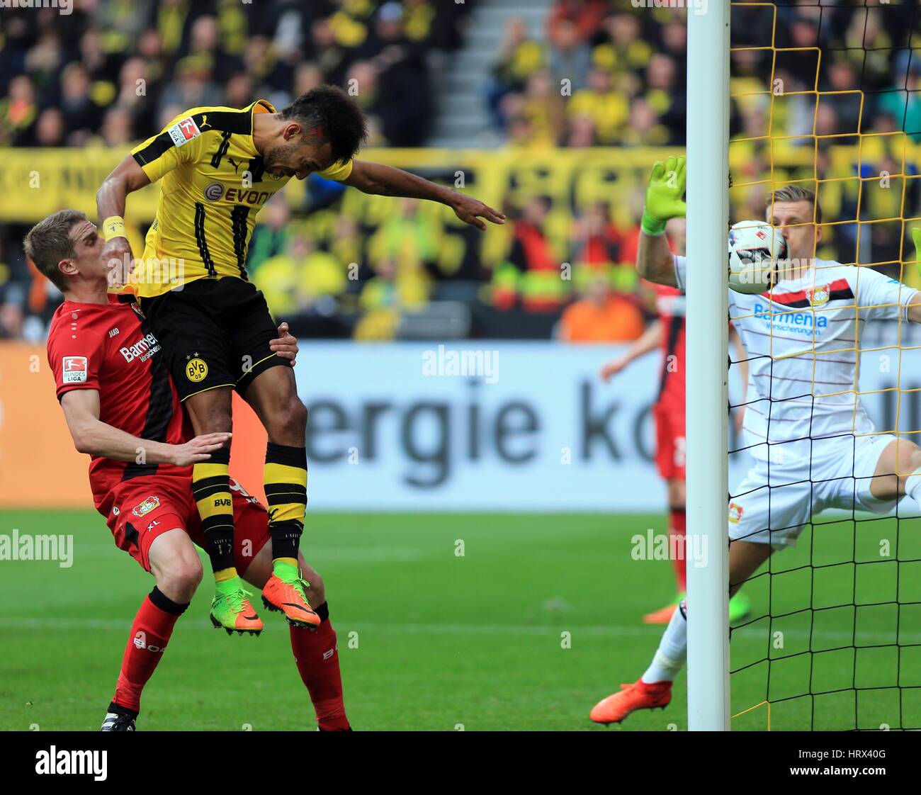 Dortmund, Deutschland. 4. März 2017. Pierre-Emerick Aubameyang (L2) von Borussia Dortmund trifft während der Bundesliga-Spiel gegen Bayer 04 Leverkusen im Signal Iduna Park in Dortmund, Deutschland, 4. März 2017. Borussia Dortmund gewann 6: 2. Bildnachweis: Luo Huanhuan/Xinhua/Alamy Live-Nachrichten Stockfoto