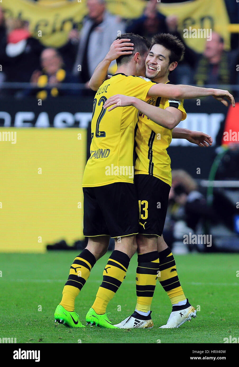 Dortmund, Deutschland. 4. März 2017. Raphael Guerreiro (R) Dortmund feiert mit seinem Teamkollegen nach ein Tor beim Bundesligaspiel gegen Bayer 04 Leverkusen im Signal Iduna Park in Dortmund, Deutschland, 4. März 2017. Borussia Dortmund gewann 6: 2. Bildnachweis: Luo Huanhuan/Xinhua/Alamy Live-Nachrichten Stockfoto