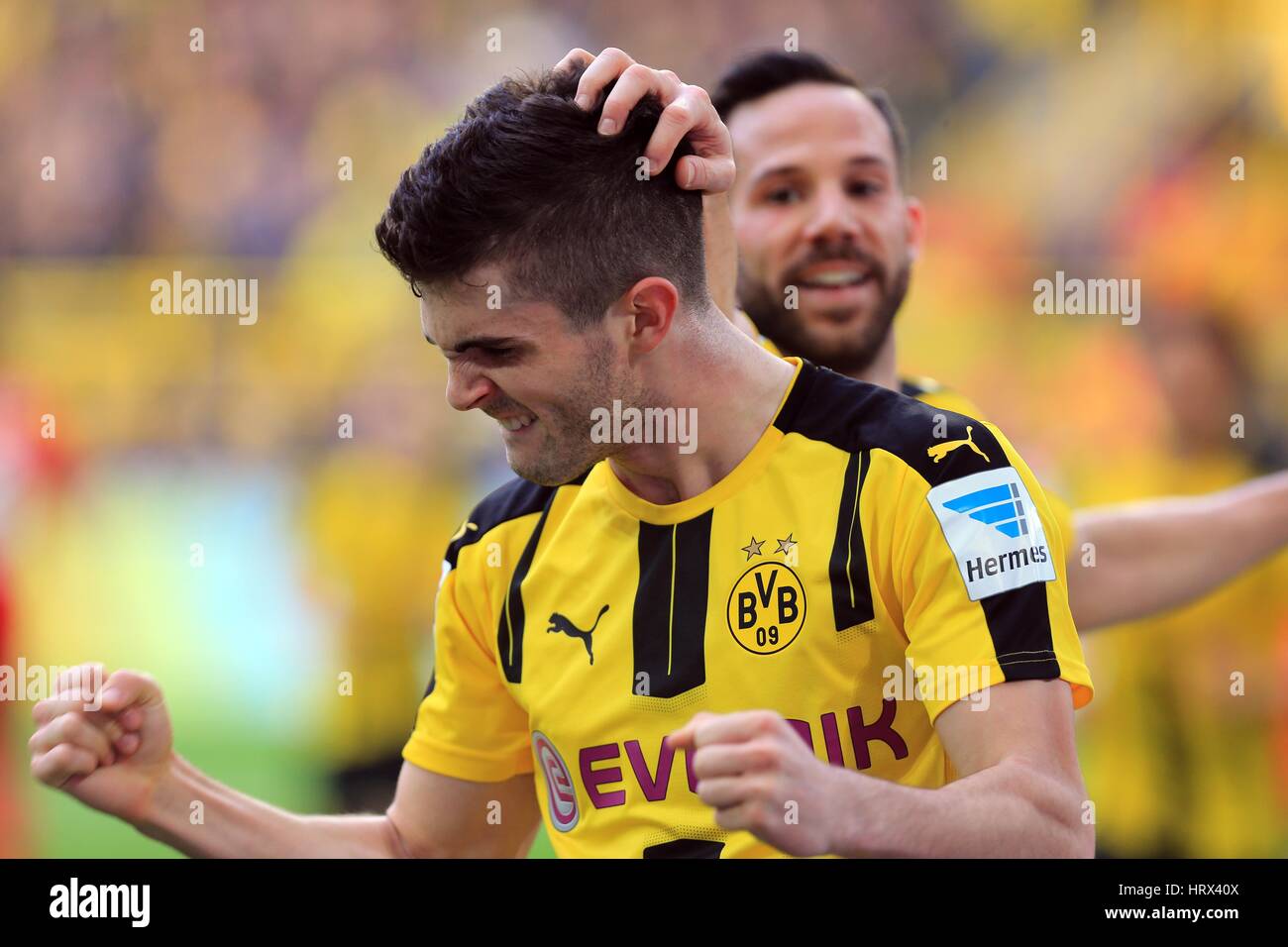 Dortmund, Deutschland. 4. März 2017. Christian Pulisic Dortmund feiert sein Tor beim Bundesligaspiel gegen Bayer 04 Leverkusen im Signal Iduna Park in Dortmund, Deutschland, 4. März 2017. Borussia Dortmund gewann 6: 2. Bildnachweis: Luo Huanhuan/Xinhua/Alamy Live-Nachrichten Stockfoto