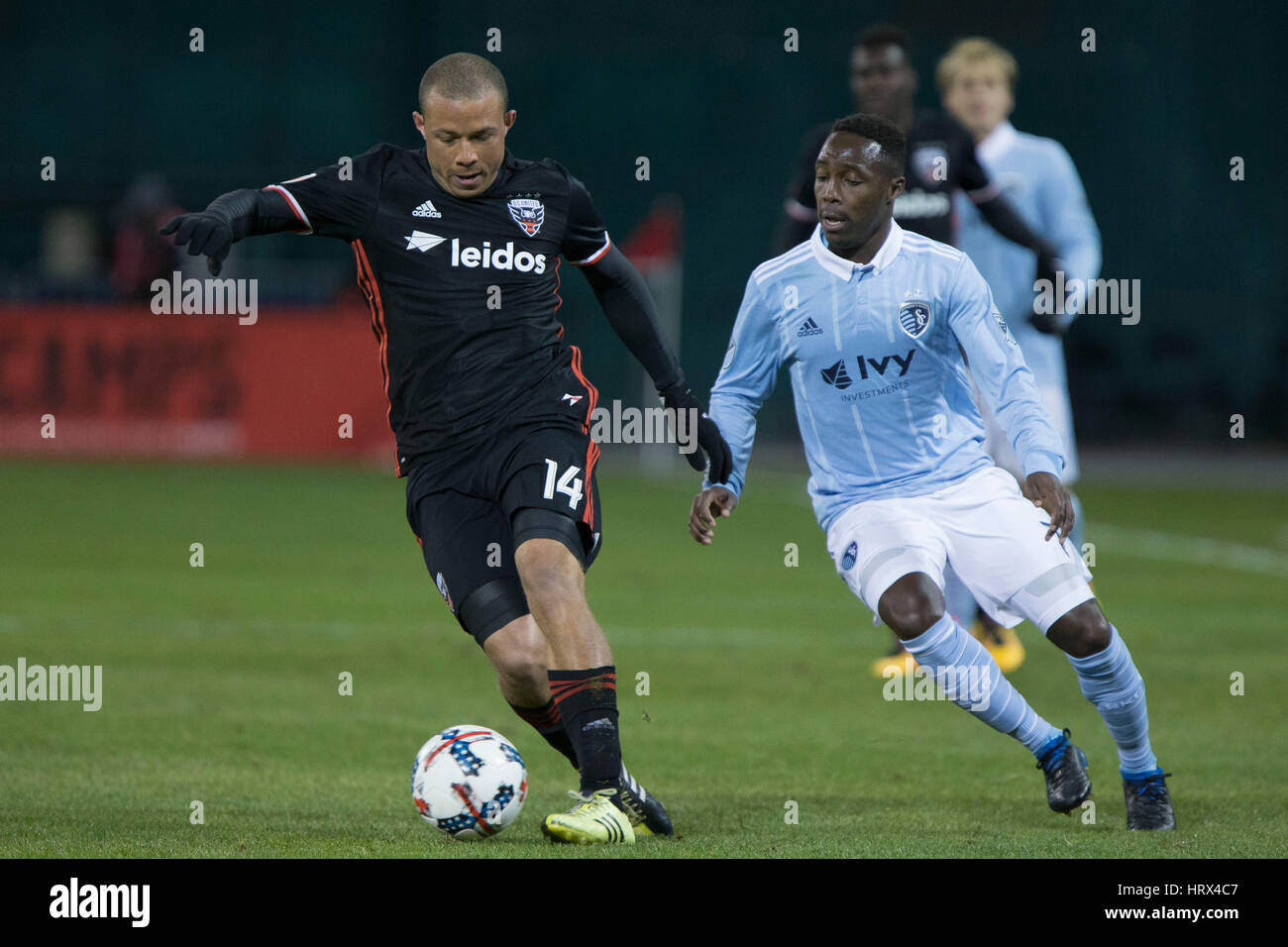 Washington, DC, USA. 4. März 2017. D.C. United Mittelfeldspieler Nick DeLeon (14) und Sporting Kansas City Gerso Fernades (7) im RFK Stadium in Washington, DC auf Samstag, 4. März 2017 nach vorn. Bildnachweis: Das Foto Zugang/Alamy Live-Nachrichten Stockfoto
